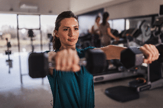 A prática de exercícios contribui para preservar a força muscular com o avanço da idade