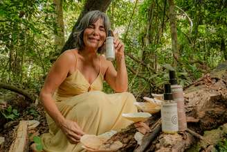 Gloria Pires com produtos de sua marca BemGloria 