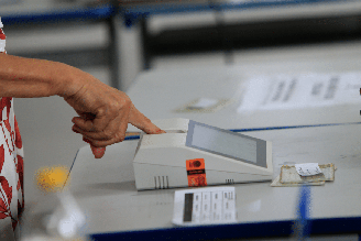 A biometria permite que a Justiça Eleitoral confirme a identidade do eleitor de forma rápida e confiável