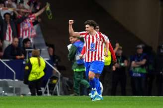 Julián Álvarez insiste em saída do Atlético de Madrid, mas Barcelona encontra resistência. 