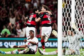 Léo Pereira, do Flamengo, ao comemorar gol contra o São Paulo