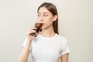 Além de manter uma boa hidratação, moderar o consumo de determinadas bebidas pode ajudar a prevenir pedra nos rins