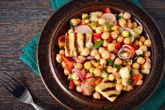 Salada morna de grão-de-bico com tofu 
