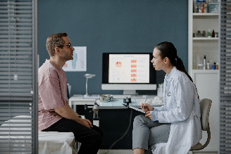 Algumas alterações são esperadas com o passar do tempo, enquanto outras podem exigir investigação médica