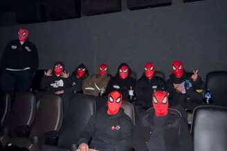 Neymar assiste filme em casa com amigos