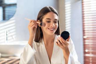 Blonzer mistura blush e bronzer para criar um efeito corado e esfumado