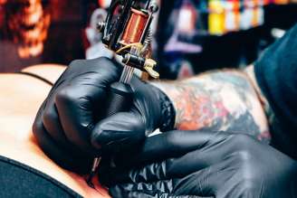 Trabalhar sete dias por semana nesta startup de IA não era comprometimento suficiente; eles também exigiam uma tatuagem obrigatória.