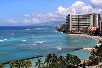 Honolulu se destaca por sua beleza natural, com praias famosas como Waikiki, e por sua importância histórica. Em 1845, tornou-se oficialmente a capital do Reino do Havaí e, após a incorporação do arquipélago aos Estados Unidos, consolidou-se como o principal centro político e econômico havaiano.
