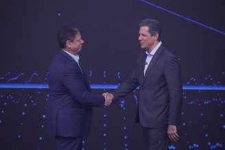 Tarcísio Freitas (Republicanos) e Fernando Haddad (PT) durante debate da Bandeirantes .