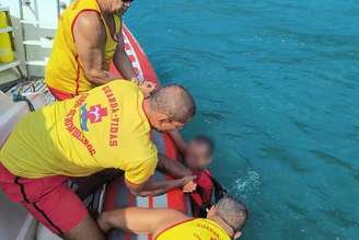 Homem foi resgatado do mar ao tentar fugir após furtar carnes de comércio local