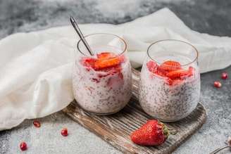 pudim de chia com leite de coco e frutas vermelhas.