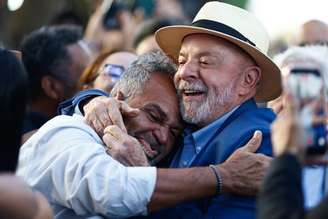 O presidente da república Luiz Inácio Lula da Silva cumprimenta apoiadores após participar de evento no Ministério do Trabalho