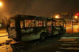 Centenas de ônibus foram queimados durante os ataques.