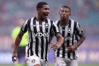 Huguinho comemorando o gol do Botafogo 