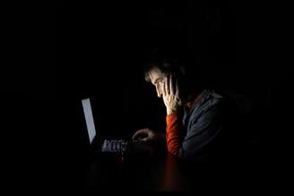 Estudo do MIT é promissor e abre as portas para um mundo ainda desconhecido, mas conceito ainda é incerto e estamos longe de saber como a IA de fato afeta as capacidades mentais a longo prazo. Octavian Lazar/Shutterstock