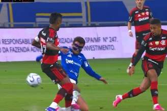 Cartão amarelo para Matheus Henrique, por solada em Bruno Henrique