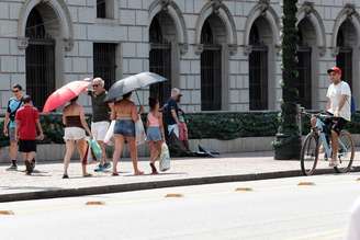 Pessoas nas ruas de São Paulo durante forte onda de calor em dezembro de 2025