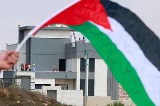 Bandeira palestina em meio a cerco israelense em Qusra nesta sexta-feira