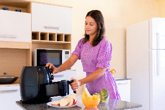 A air fryer e o micro-ondas fazem parte da rotina, mas levantam dúvidas sobre a segurança no preparo dos alimentos