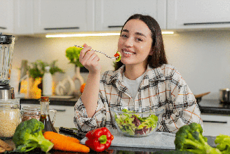 Reduzir ultraprocessados e bebidas açucaradas, consumir boas fontes de proteína e priorizar alimentos naturais são algumas das estratégias que ajudam a cuidar da saúde mental