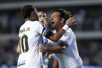 Willian Arao, do Santos, comemora com o companheiro de equipe Neymar Junior após marcar o segundo gol do time durante uma partida de ida das oitavas de final da Copa CONMEBOL Sul-Americana de 2026 entre Santos e Macara no Estádio Urbano Caldeira (Vila Belmiro) em 13 de agosto de 2026 em Santos, Brasil. (Foto de Ricardo Moreira/Getty Images)