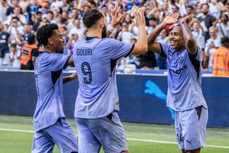 Igor Paixão (D) é celebrado pelos companheiros após marcar o gol do Olympique –