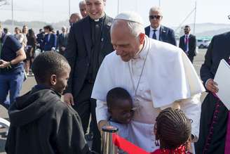 Papa cumprimenta menores refugiados durante visita às Ilhas Canárias, na Espanha, em junho
