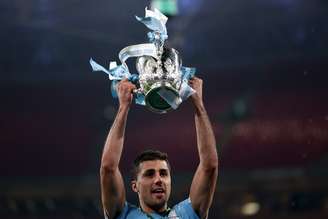 Rodri levanta a taça da Copa da Liga Inglesa da temporada 2025-26, após vitória por 2 a 0 sobre o Arsenal 
