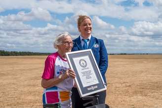 Se você se sentir indisposto para realizar uma tarefa simples do dia a dia, lembre-se desse feito: aos 97 anos, a britânica Betty Bromage superou a própria marca no Guinness World Records ao se consolidar como a mulher mais velha a praticar wing walking — modalidade radical em que o praticante viaja preso do lado de fora de uma aeronave.