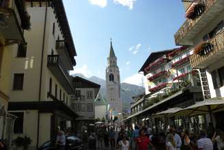 Turistas em Cortina d'Ampezzo, extremo-norte da Itália
