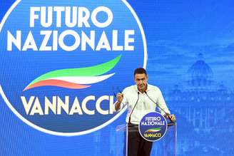 Roberto Vannacci durante evento de seu partido, o Futuro Nacional
