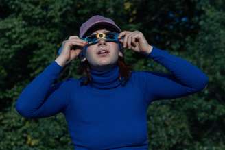 Mulher observa eclipse solar na Alemanha  