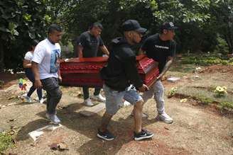 Parentes de Yenci Lorena Restrepo, vítima do terremoto em Cali, carregam caixão com seu corpo