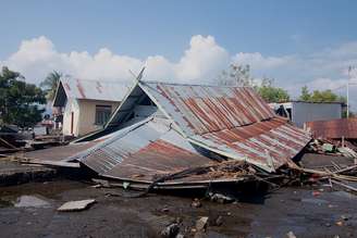 Casa fica completamente destruída em Mbay, província de Nusa Tenggara Oriental, após terremoto