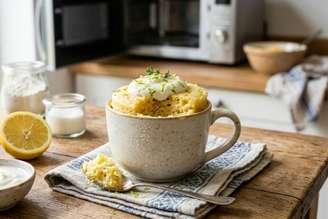 Bolo de limão com iogurte de caneca.