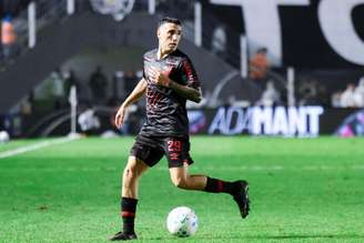 Gaston Benavidez em ação durante jogo contra o Santos. 
