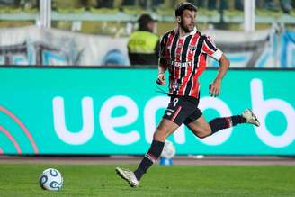 Jonathan Calleri em ação durante jogo contra o Bolívar.