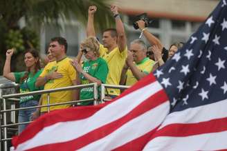 O candidato à Presidência pelo PL, Flávio Bolsonaro, em ato na praia de Copacabana, com bandeira dos EUA.