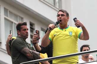Flávio Bolsonado usa colete à prova de balas durante um ato organizado por Nikolas Ferreira na Avenida Paulista, em março de 2026