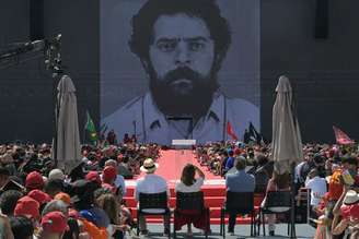 Imagem de Lula na juventude foi exibida em telão na Vila Euclides neste domingo