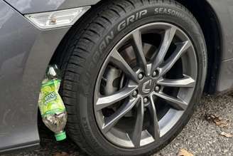 O que significa encontrar uma garrafa no pneu do seu carro e o que você deve fazer.