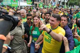 O candidato à presidência pelo PL , Flávio Bolsonaro, participa de ato na praia de Copacabana, zona sul do Rio de Janeiro