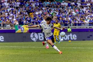 Kaio Jorge finalizando ao gol em jogo contra o Mirassol. 