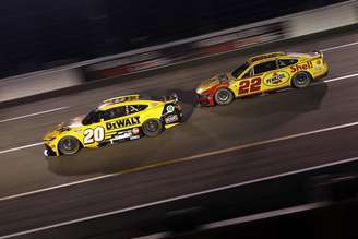 Joey Logano #22 e Christopher Bell #20.
