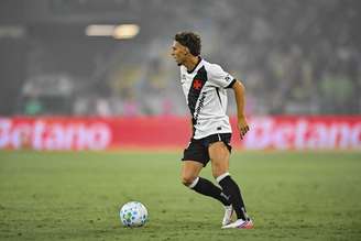 Nuno Moreira em ação durante jogo contra o Fluminense. 