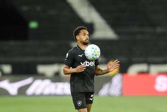 Vitinho (Botafogo) durante jogo contra o Vitória. 