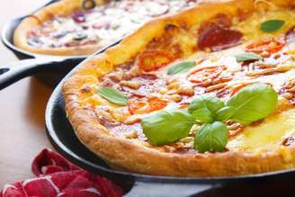 Pizza de tapioca na frigideira.