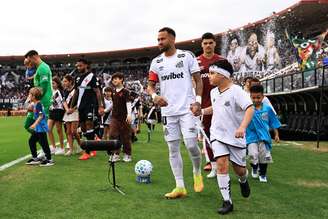 Neymar (#10) na entrada em campo em duelo entre Vasco e Santos, em São Januário (