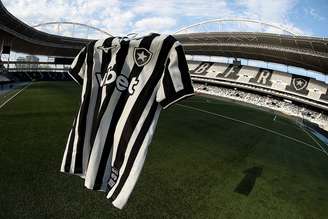 Camisa do Botafogo no Nilton Santos. 