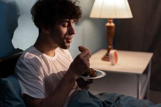 Entenda o impacto de comer à noite